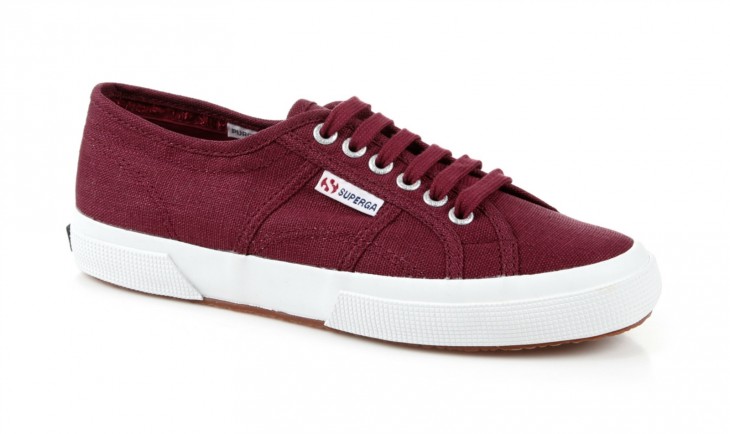 TRY: Superga 2750 Linen Low Top Sneakers in Scarlet features an extra strong, fully breathable luxury linen upper with a vulcanized rubber sole.