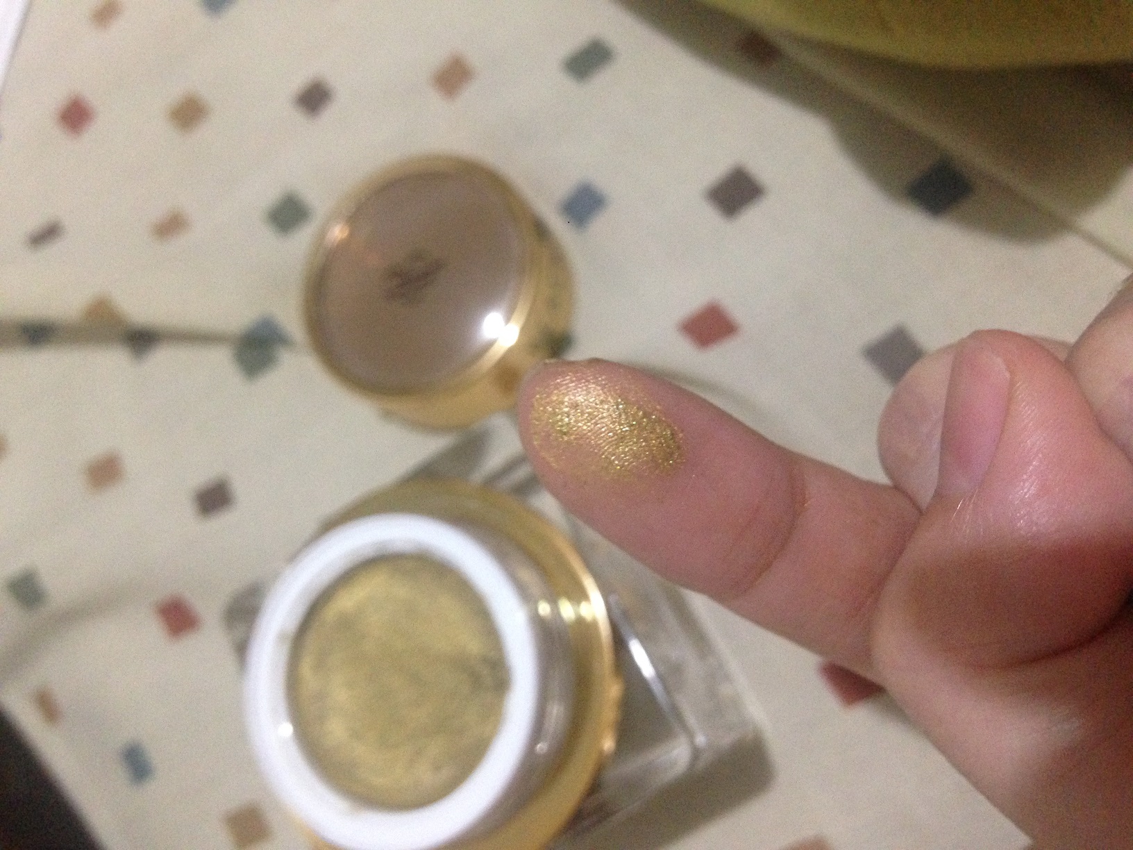 Black Pearl Cosmetics 24k Gold Mask Product Review - Gold on fingertips