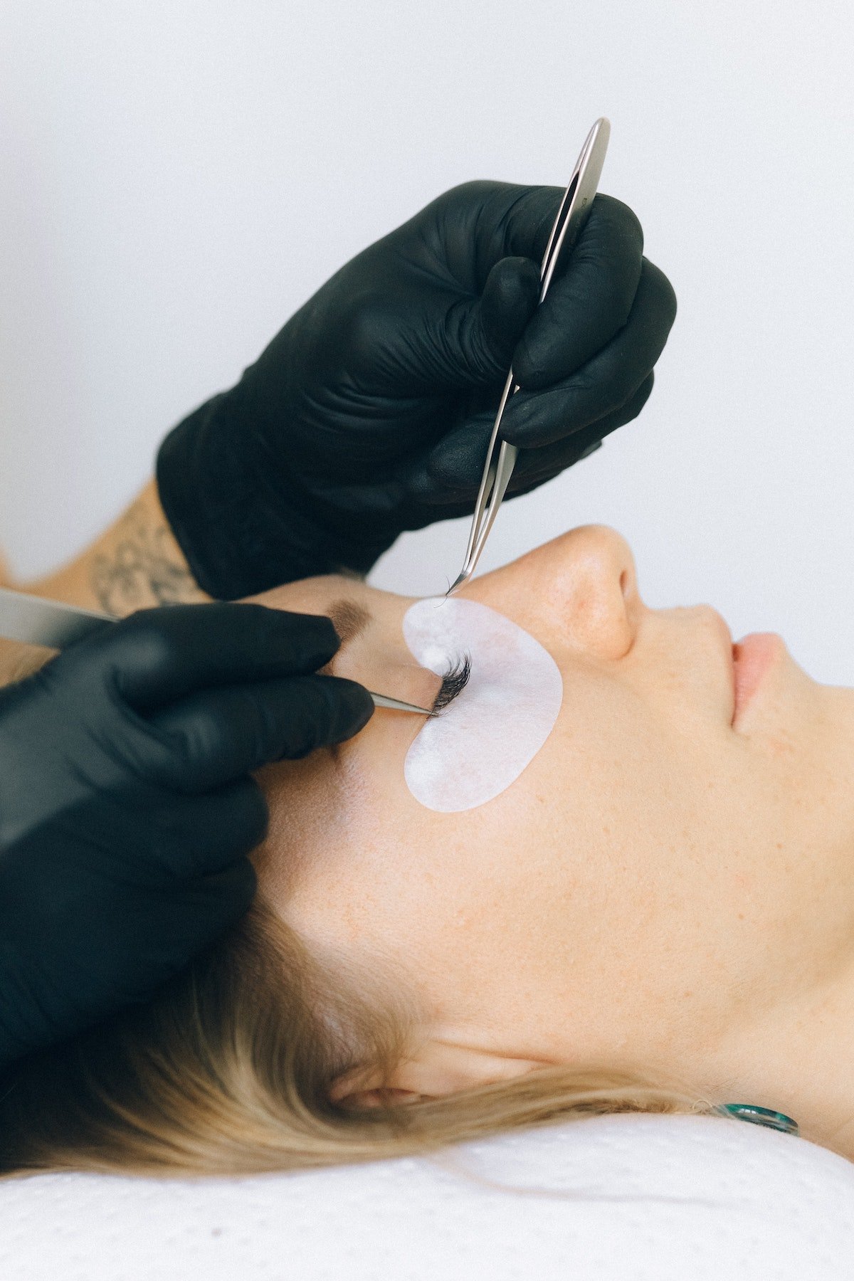 woman getting a lash perm