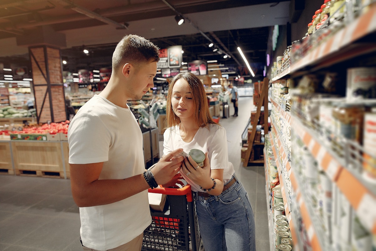 couple doing the groceries