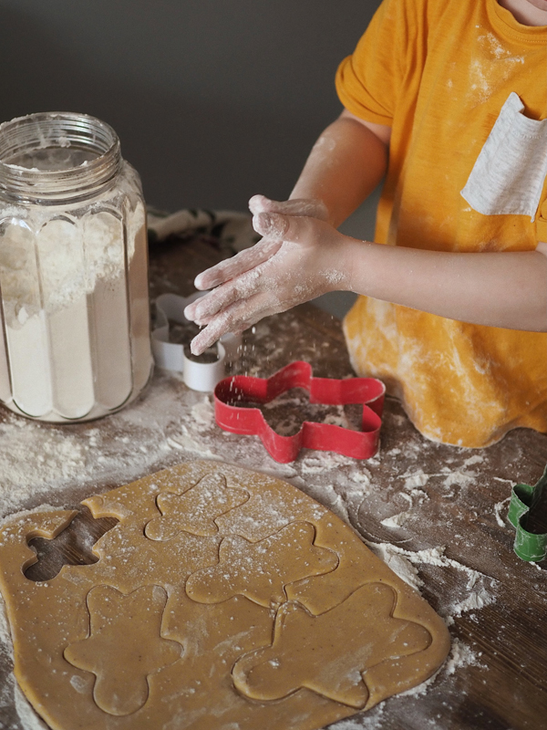 kid baking