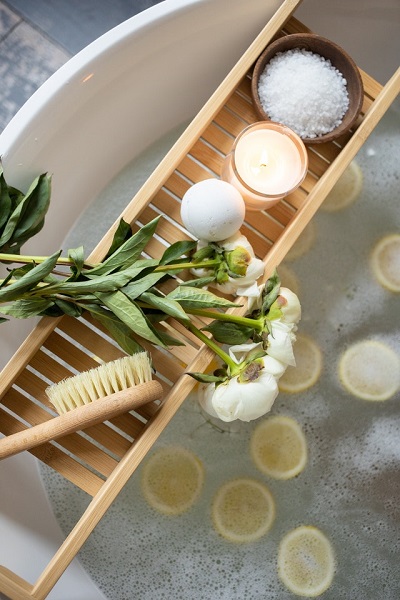 tray with bath bomb