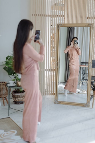 whole body mirror selfie