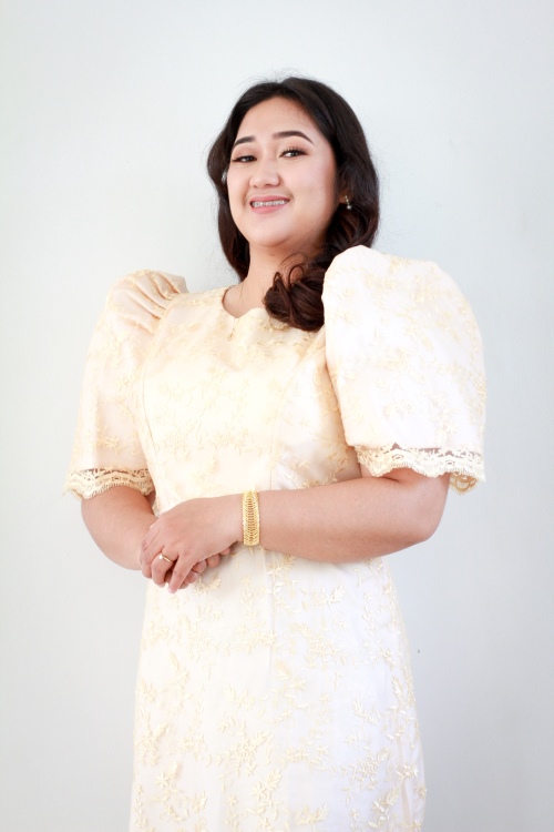 woman wearing filipiniana